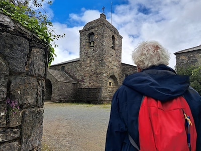 Om de paar kilometer een kerk, maar ze zijn bijna altijd op slot