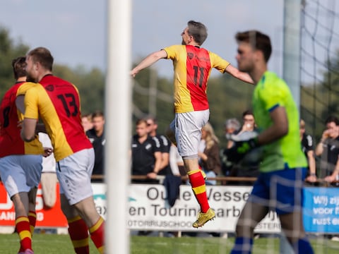 Roy Wigger springt een gat in de lucht nadat hij Stevo op een 2-1 voorsprong heeft gezet