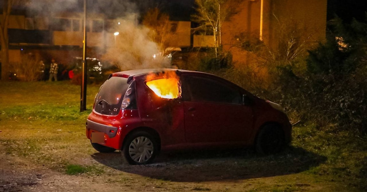Auto in brand gestoken op parkeerplaats in Apeldoorn