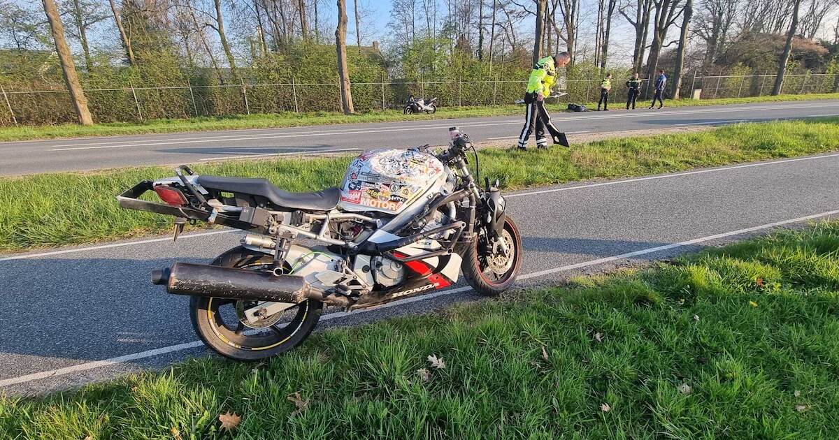 Motorrijder gaat onderuit en raakt gewond in Azewijn