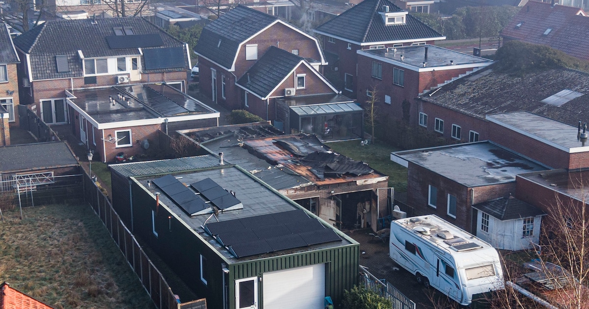 Grote brand in Bornerbroek: schuur met daarin caravan en Jaguar flink beschadigd