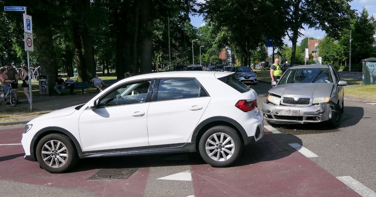 Twee personen gewond na botsing tussen auto’s op kruising in Enschede