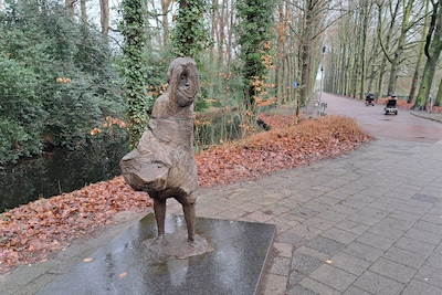 Kijk goed: dit bronzen beeld in Almelo moet een vrouw voorstellen