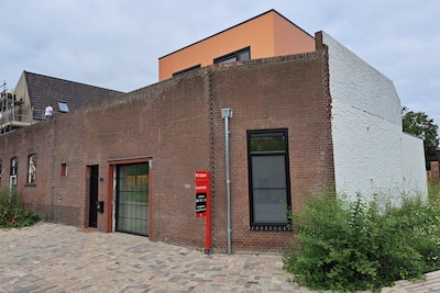 Dit huis in Almelo oud en klein? Wacht maar tot je alles ziet