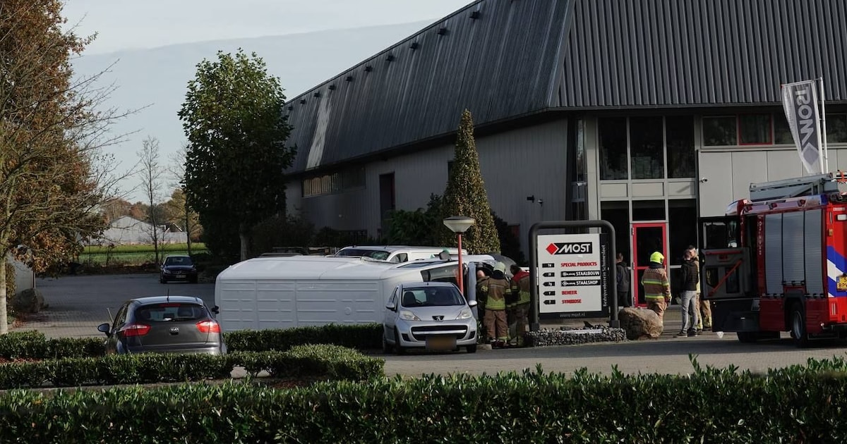 Bestelbus belandt op z’n kant in Schuinesloot, chauffeur raakt gewond