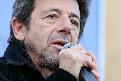 Franse zanger Patrick Bruel aangeklaagd voor verkr