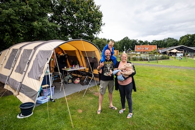 Balen toeristen van het slechte zomerweer in Twente? ‘Dit is echt veel beter dan noodweer bij het Gardameer’