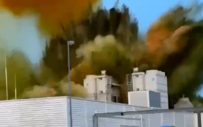 Een omstander legde het moment van de explosie op het fabrieksterrein in Borculo vast. 