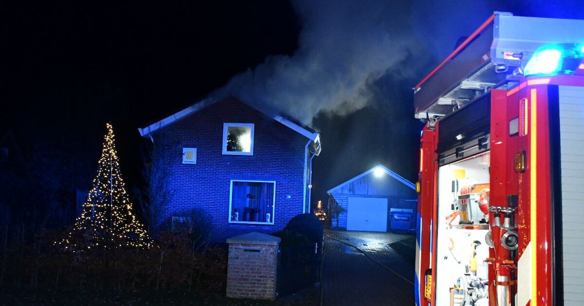 Felle brand jaagt bewoners in Sibculo met kerst hun huis uit