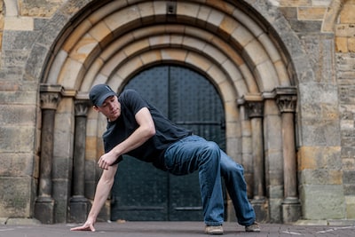 Breakdancer Julius uit Enschede maakt film op IJsland: ‘Dansen tussen de vulkanen’