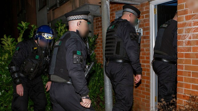 Huiszoekingen en arrestaties in Manchester na gewelddadige aanval op ...