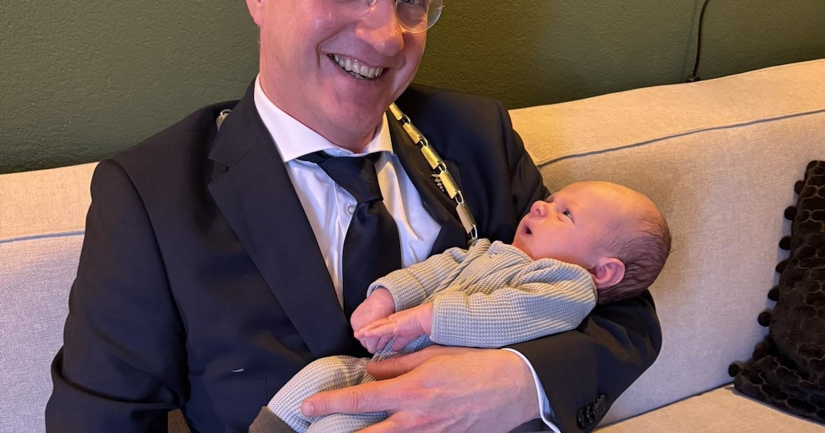 Oeps: oud-burgemeester van Losser feliciteert verkeerde baby als eerste van 2026, trotse opa ziet de