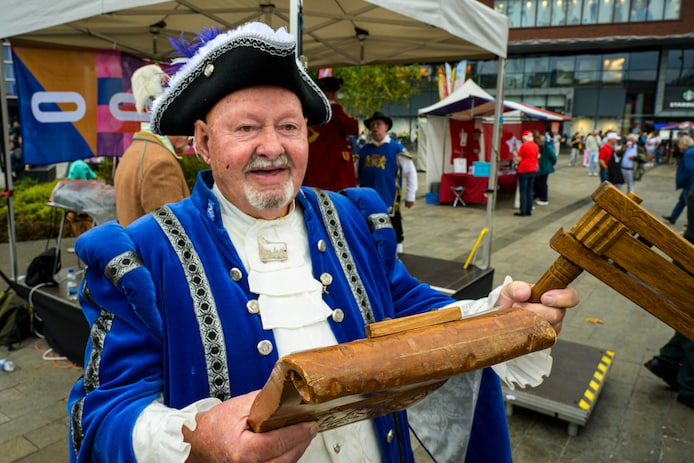 Oud-Enschedeër Bertus Krabbe is stadsomroeper in Kampen. Op het Van Heekplein vertelt hij met luide stem over Harry Bannink.