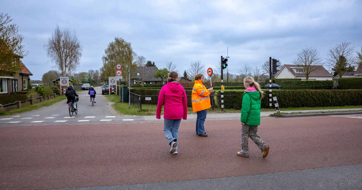 Kinderen steken elke schooldag dit gevaarlijke kruispunt over. Nu wil de gemeente Heerde het aanpakk
