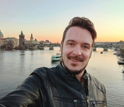 Sebastiaan (39) vertrok voor een baan naar Praag en bleef: ‘Het leven is hier relaxter’