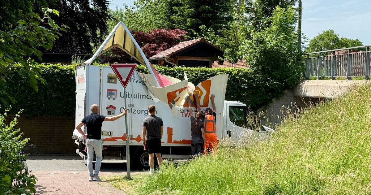 Bestuurder in Oldenzaal wil met bakwagen onder viaduct door, maar dat past niet