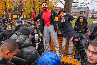 Kinderen rennen door stromende regen om Enschedese TikTokker SpiderAli te zien: ‘Ali, Ali, Ali!’