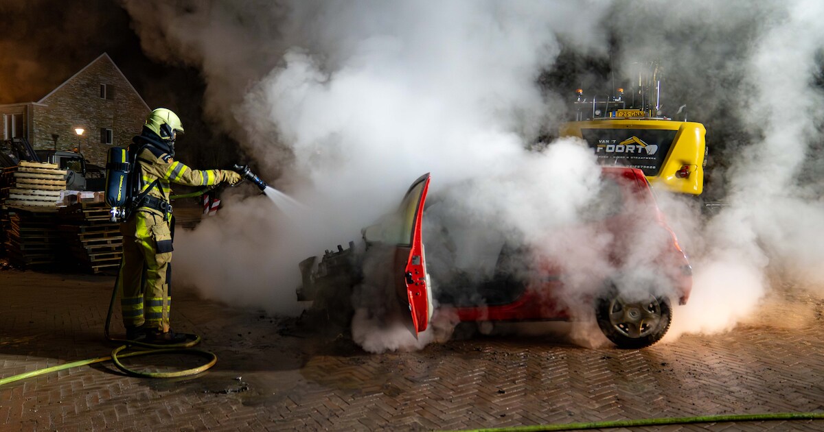 Auto vliegt al rijdend in brand in Bathmen, bestuurster komt met de schrik vrij | Deventer