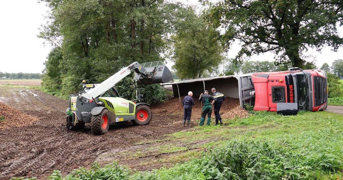 Vrachtwagen vol aardappels gekanteld bij Holtheme, chauffeur naar het ziekenhuis
