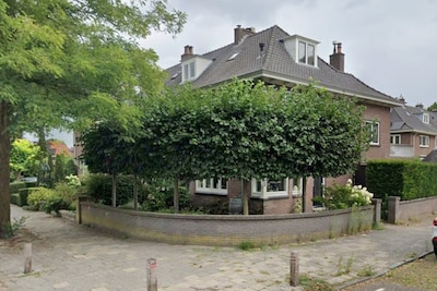 Gespot op Funda: dit jarendertighuis zit verstopt achter groen