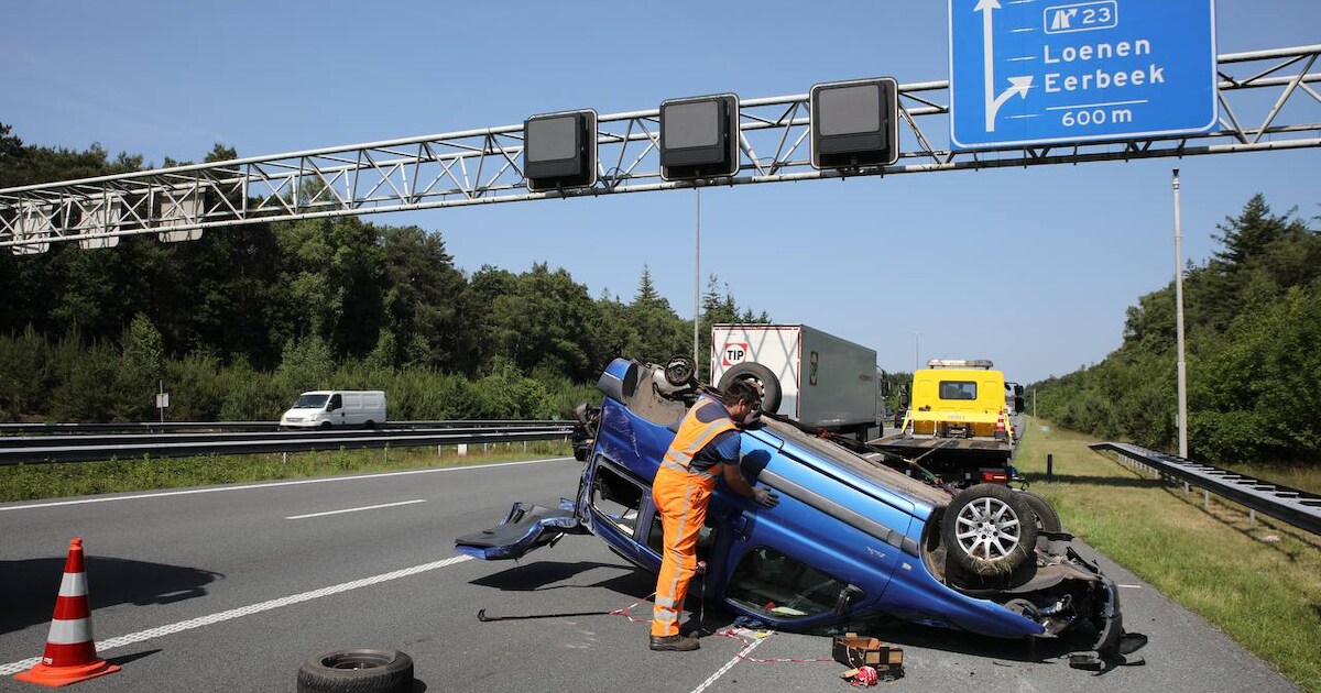 Auto ondersteboven op weg na ongeluk A50 bij Loenen