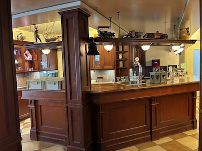 Borne zoekt nieuwe eigenaar voor bar uit oude gemeentehuis