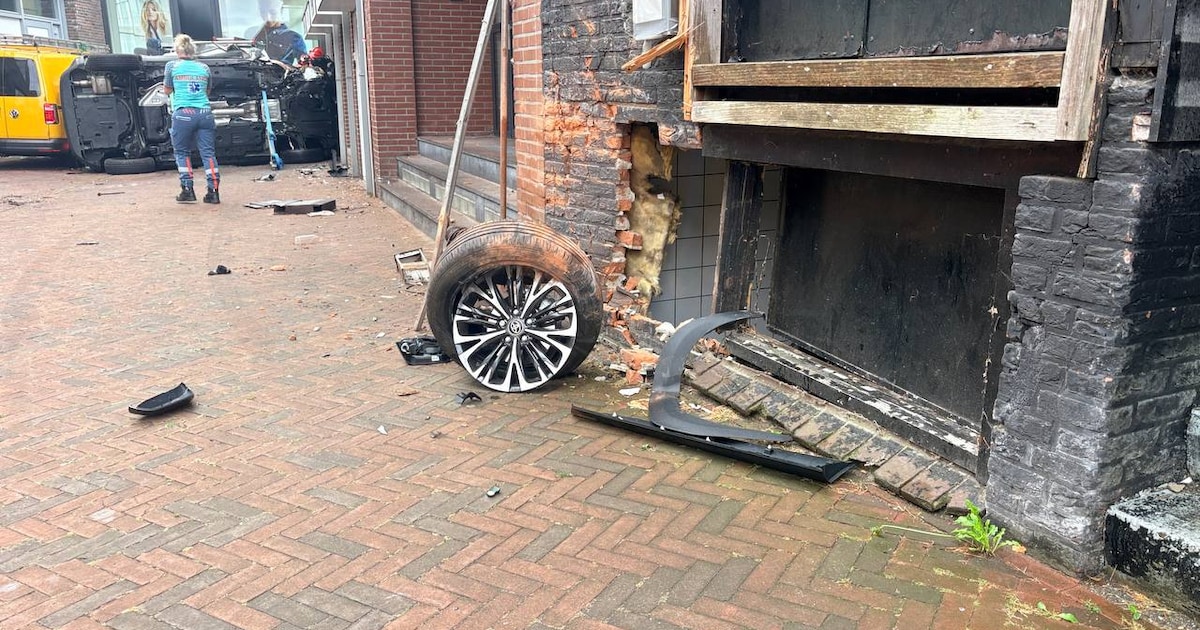 Auto botst tegen winkel in Hardenberg en belandt op zijkant