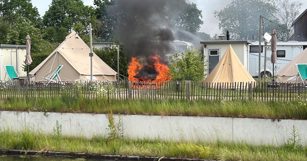 Auto volledig uitgebrand op camping in Zuna