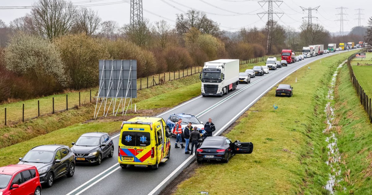 Ongeval met meerdere voertuigen: N35 bij Enschede in beide richtingen dicht