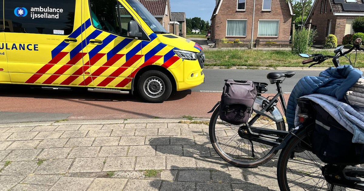 Fietser gewond na botsing met automobilist op Langewijk in Dedemsvaart