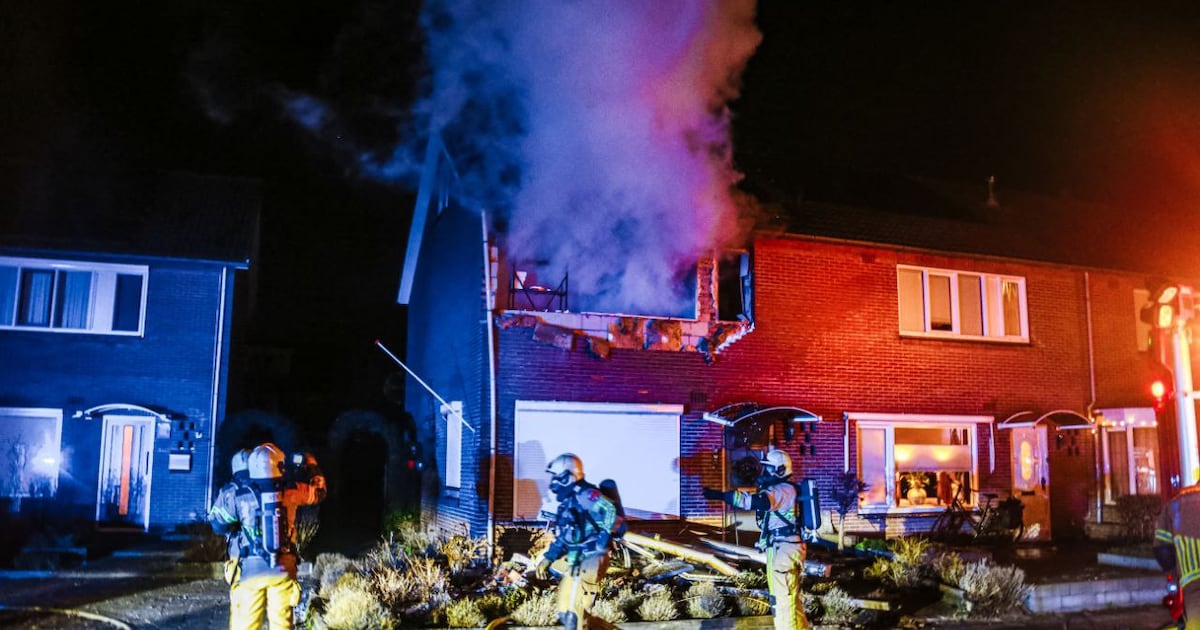 Brand in woning in Losser, meerdere explosies te horen