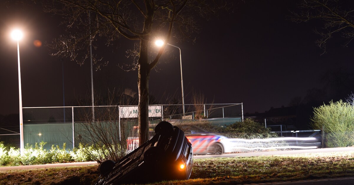 Auto op de kop in de sloot bij Aadorp