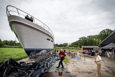 Ronald bouwde een enorme boot tussen de weilanden van Rossum
