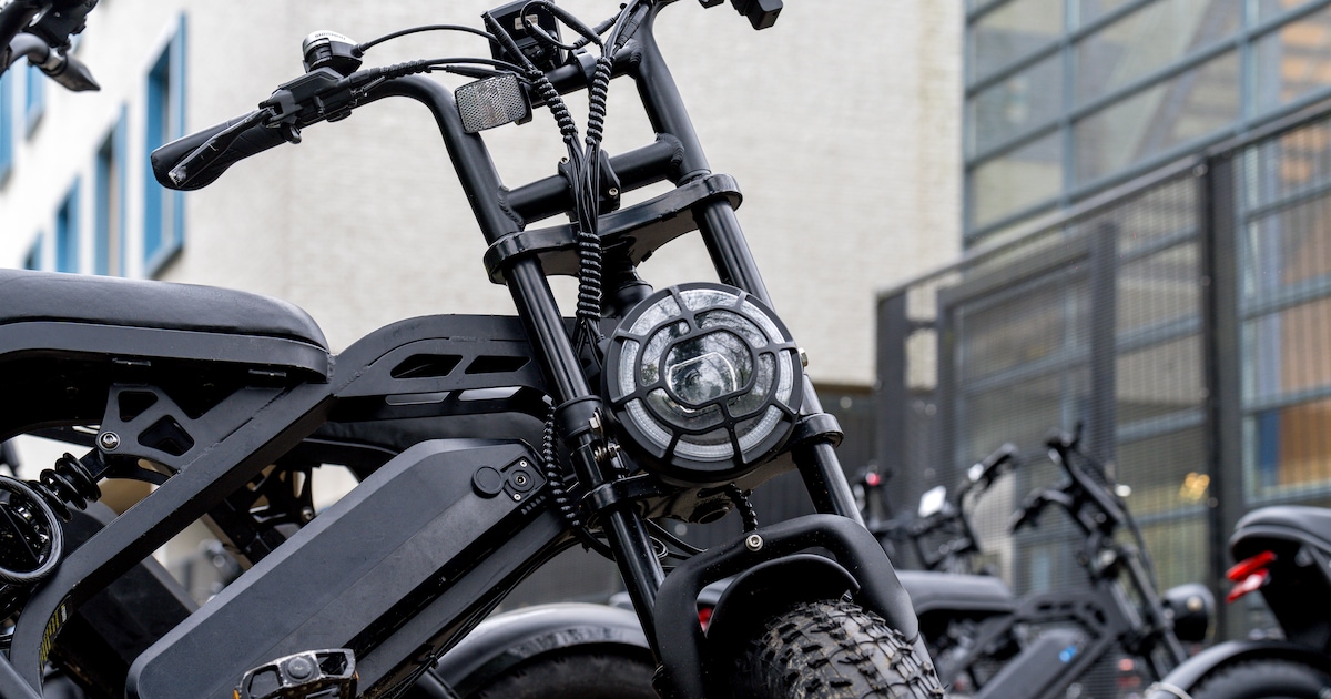 Politie volgt signaal gps-tracker en vindt acht fatbikes in woning Holten, drie mannen aangehouden