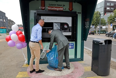 Je gooit er zo 150 flessen tegelijk in: Enschede test nieuwe statiegeldmachine
