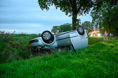 Bestelbus belandt op de kop in sloot na ongeval tussen Almelo en Vriezenveen