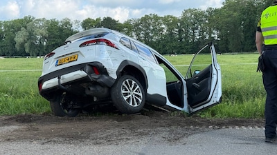 Auto in sloot na ongeval op kruising in Saasveld