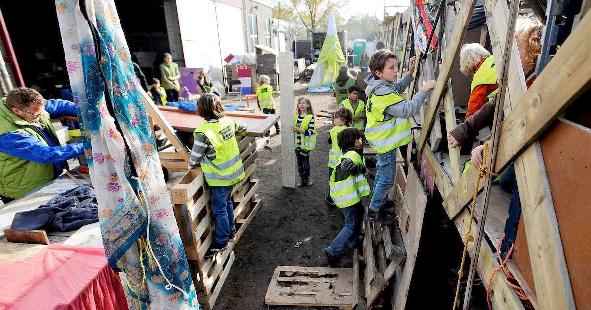 Kinderen bouwen forten en hutten tijdens Fortendorp in Holten