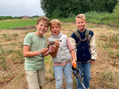 Even zoeken met een metaaldetector en dan dit: drie vriendjes stuiten op wapens in een sloot in Born