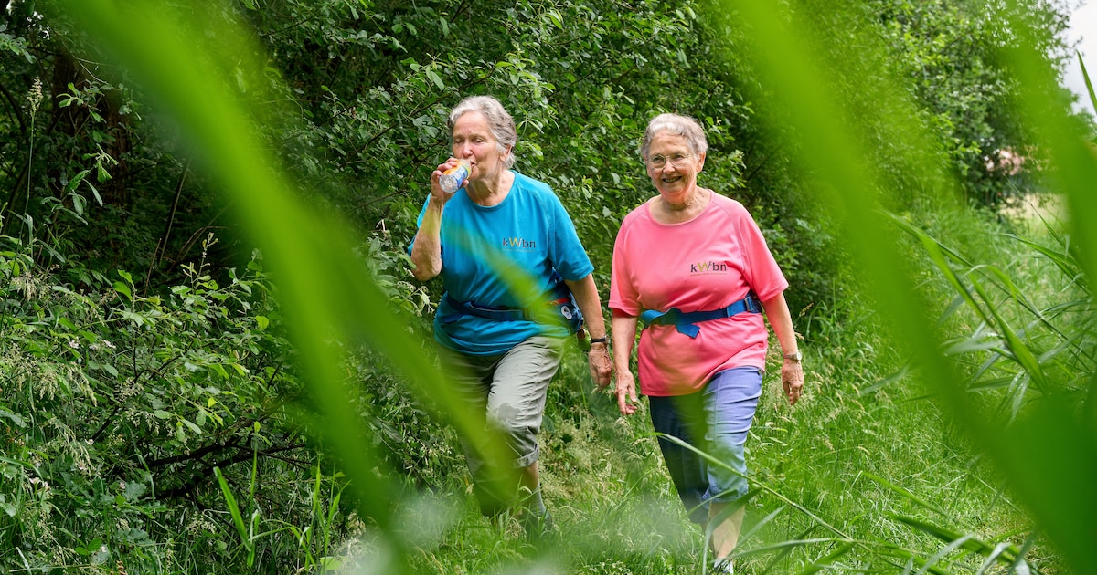 Almelose tweelingzussen samen goed voor 75 Nijmeegse vierdaagses: ‘Wandelen is ons leven’