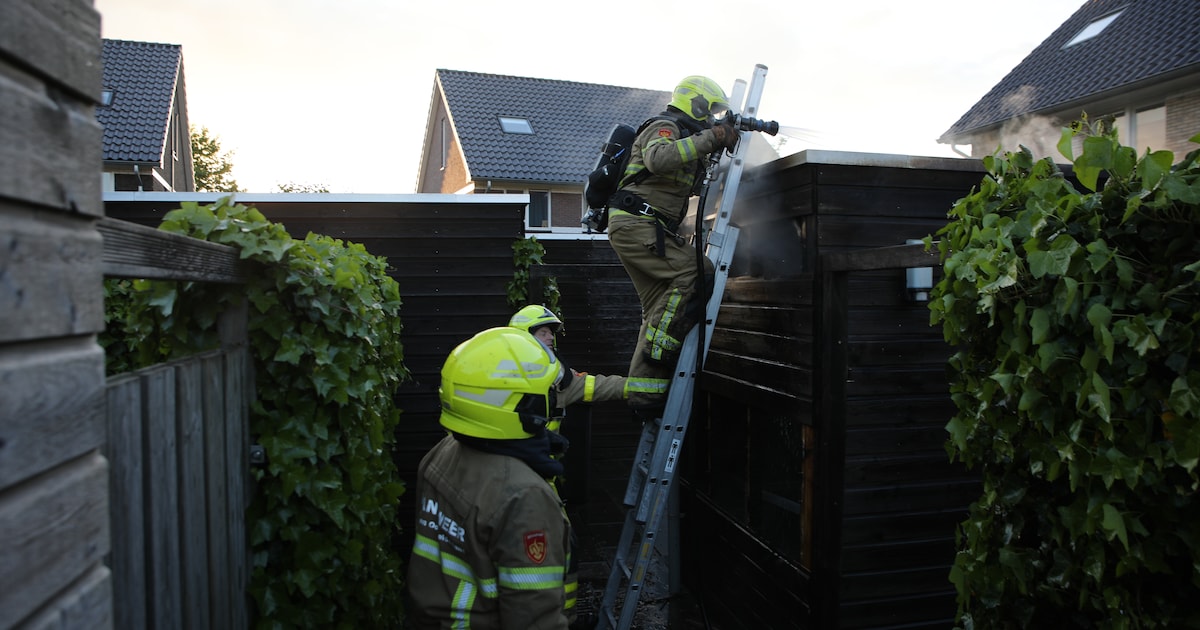 Schuur in achtertuin uitgebrand in Apeldoorn