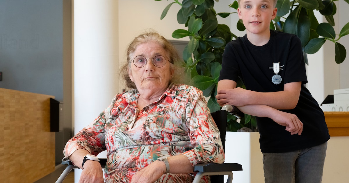 Auke (11) helpt ouderen: ‘Ze krijgen soms helemaal geen bezoek’