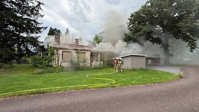 Woning in Almelo staat volledig in brand, brandweer probeert overslag te voorkomen