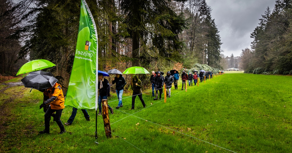 Honderden Twentenaren soppen door de blubber om nieuw landgoed te zien: ‘Het had altijd iets mystiek