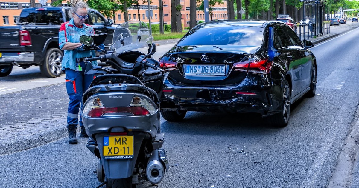 Bestuurder motorscooter in Enschede gewond na aanrijding met auto.