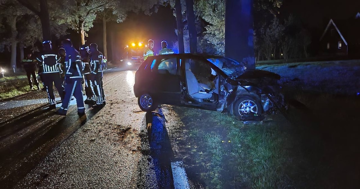 Auto botst tegen boom bij Tubbergen, brandweer knipt voertuig open om gewonde bestuurder te bevrijde