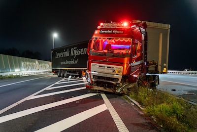 Vrachtwagen van bedrijf uit Rijssen ramt vangrails A1: verkeer loopt volledig vast