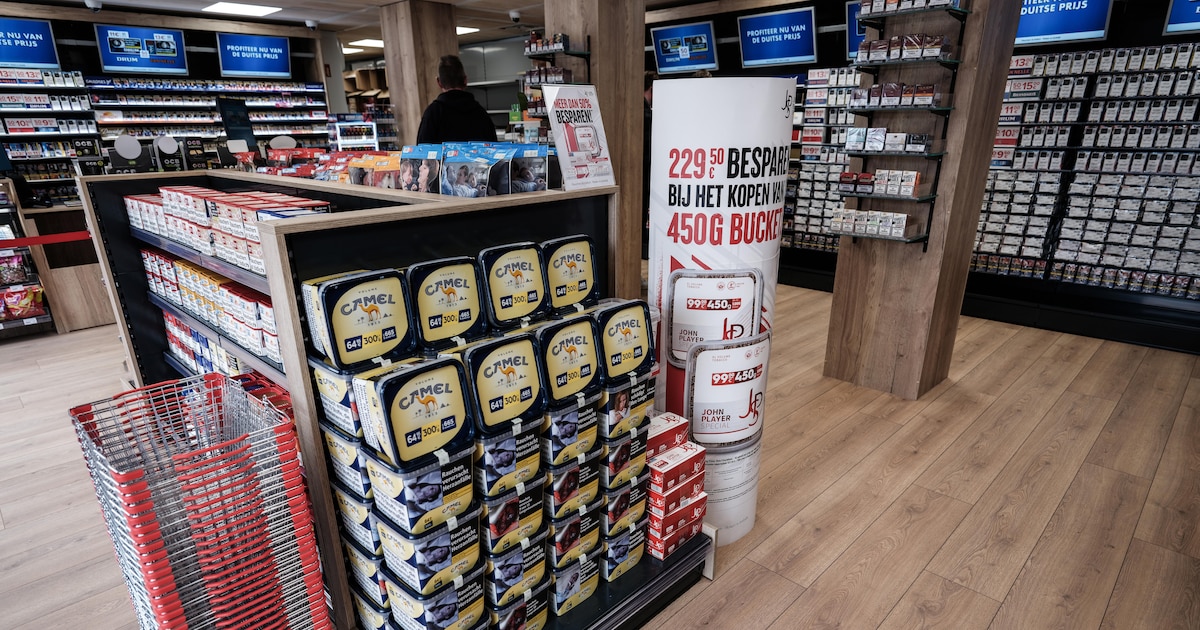 Tankstation vlak over de grens opent grote tabakswinkel van 100 ...