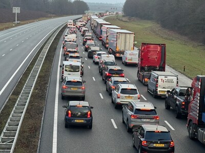 Vrachtwagen kantelt op A1 bij Enter, lange file op komst