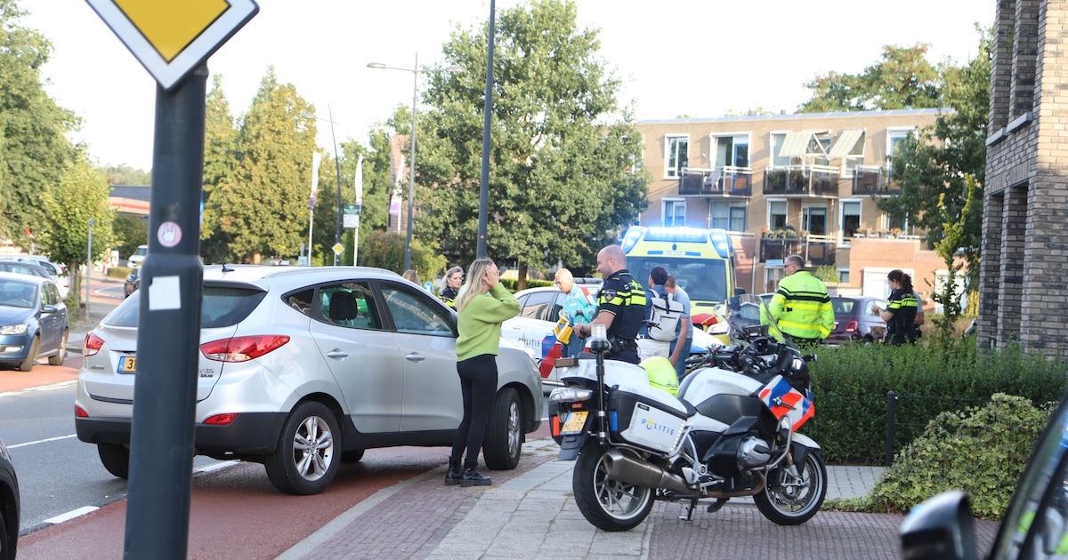 Fietsster raakt gewond bij botsing met auto in Nijverdal.